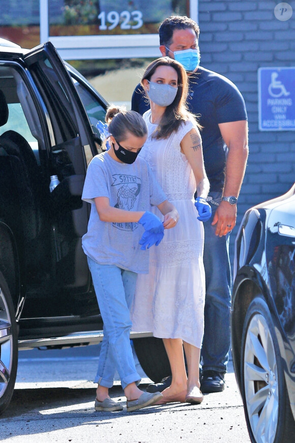 Exclusif - Angelina Jolie sort de sa quarantaine avec sa fille Vivienne pour une après-midi shopping entre filles à Los Feliz. Le 30 juin 2020.