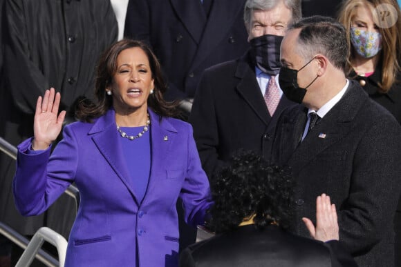 Kamala Harris prête serment devant Sonia Sotomayor en compagnie de son mari Doug Emhoff - Investiture de Joe Biden et Kamala Harris au Capitole, le 20 janvier 2021, à Washington.