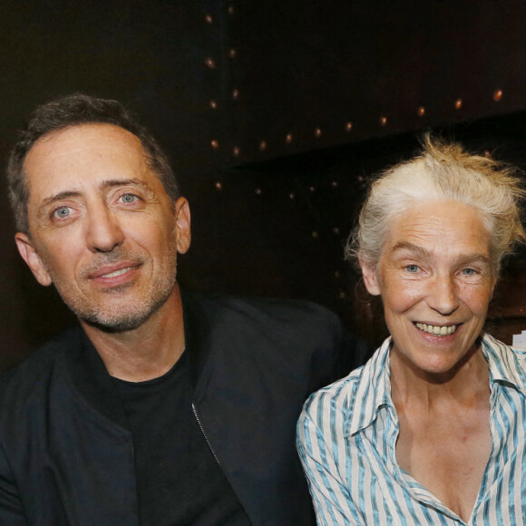 Cécile Nougaro (la fille de Claude Nougaro) et Gad Elmaleh - Gad Elmaleh présente en avant-première son album dans lequel il intérprète les grands succès de Claude Nougaro lors d'un concert privé sur la péniche "Maison Claude Nougaro" à Toulouse. Le 24 août 2020.