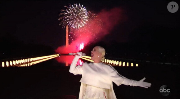 Katy Perry interprète son tube "Fireworks" pour clôturer l'émission "Celebrating America" à l'occasion de l'investiture du nouveau président des Etats-Unis, Joe Biden à Washington, le 20 janvier 2021