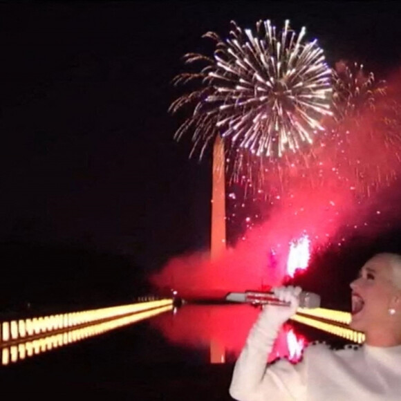 Katy Perry interprète son tube "Fireworks" pour clôturer l'émission "Celebrating America" à l'occasion de l'investiture du nouveau président des Etats-Unis, Joe Biden à Washington, le 20 janvier 2021