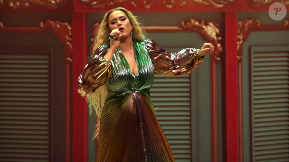 Katy Perry propose une vidéo avec un medley "Never Really Over"/"Not The End Of The World"/"Roar".