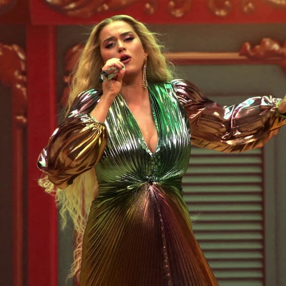 Katy Perry propose une vidéo avec un medley "Never Really Over"/"Not The End Of The World"/"Roar".