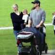Exclusif - Josh Hartnett et sa compagne Tamsin Egerton (enceinte) se baladent avec leur fille dans un parc à Londres. Le couple attend leur deuxième enfant. Le 14 avril 2017.