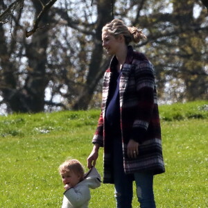 Exclusif - Josh Hartnett et sa compagne Tamsin Egerton (enceinte) se baladent avec leur fille dans un parc à Londres. Le couple attend leur deuxième enfant. Le 14 avril 2017.