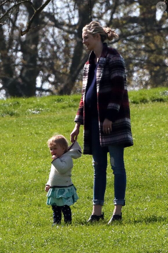 Exclusif - Josh Hartnett et sa compagne Tamsin Egerton (enceinte) se baladent avec leur fille dans un parc à Londres. Le couple attend leur deuxième enfant. Le 14 avril 2017.
