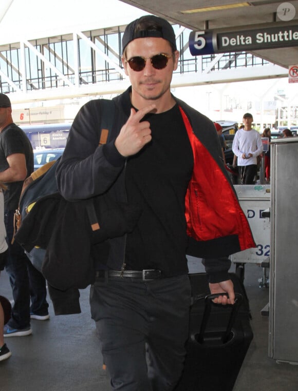 Josh Hartnett arrive à l'aéroport de LAX à Los Angeles, le 19 octobre 2016.