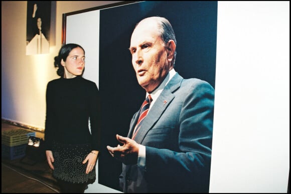 <p>Mazarine Pingeot pose devant une affiche de son père François Mitterrand.</p>
<p></p>