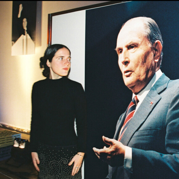 Mazarine Pingeot pose devant une affiche de son père François Mitterrand.