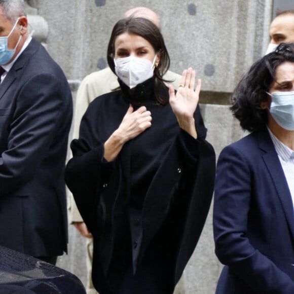 La reine Letizia d'Espagne arrive à une réunion de travail au centre culturel Espacio Fundación Telefónica à Madrid, le 21 janvier 2021.