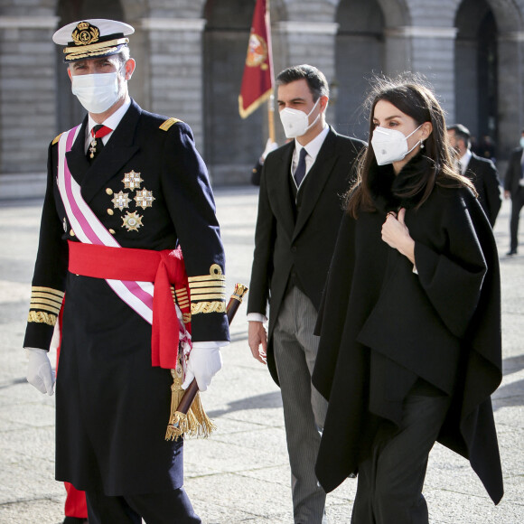 Pedro Sanchez, le roi Felipe VI et la reine Letizia d'Espagne - Le roi et la reine d'Espagne lors de la cérémonie des voeux au personnels militaires au palais royal à Madrid. Le 6 janvier 2021