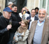 Exclusif - Prix spécial - no web L'acteur Jean-Paul Belmondo à fêté son anniversaire (83 ans) avec ses fans dans la cour de son immeuble de la rue des Saint-Père à Paris (comme tous les ans ses fans viennent lui offrir un cadeau à son domicile). © Sébastien Valiela / Bestimage