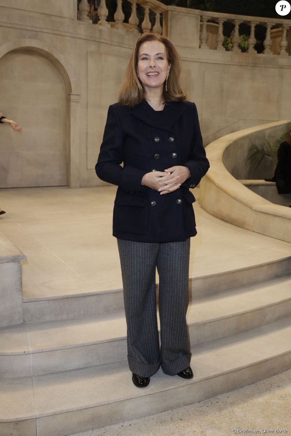 Carole Bouquet au défilé Chanel au Grand Palais lors de la Fashion Week