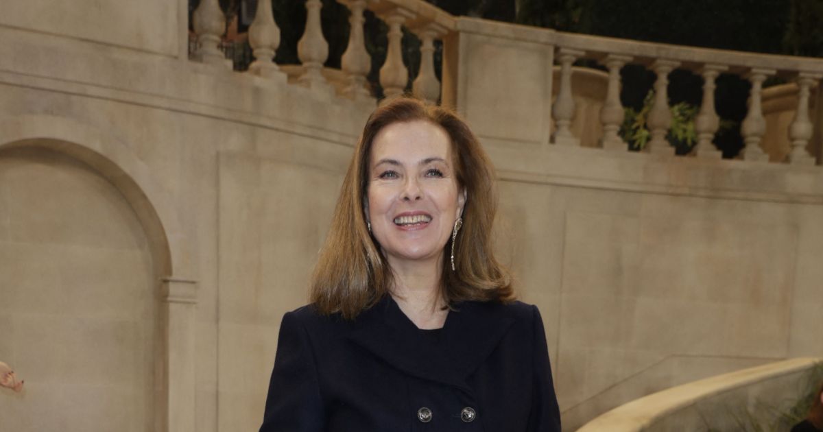 Carole Bouquet au défilé Chanel au Grand Palais lors de la Fashion Week
