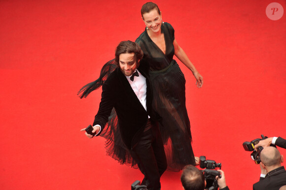 Carole Bouquet et son fils Dimitri Rassam - Montée des marches du film "Foxcatcher" lors du 67 ème Festival du film de Cannes – Cannes le 19 mai 2014. 