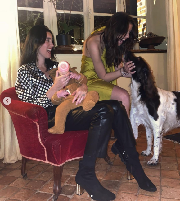 Les filles de Christophe Dechavanne, Pauline et Ninon, et la fille de Pauline, Margot. Décembre 2020.