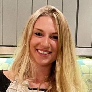 Valentine Sled, la fille de Sophie Davant, souriante pour dévoiler son nouveau projet sur Instagram, le 8 novembre 2020