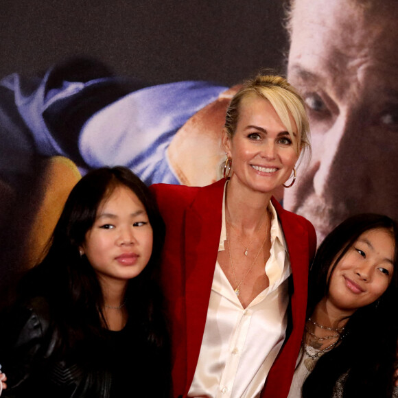 Laeticia Hallyday et ses filles Joy et Jade - Projection au Grand Rex à Paris des documentaires "Johnny USA" et "A nos promesses" à l'occasion de la Journée Spéciale Johnny, son rêve américain. Le 21 octobre 2020 © Jacovides-Moreau / Bestimage