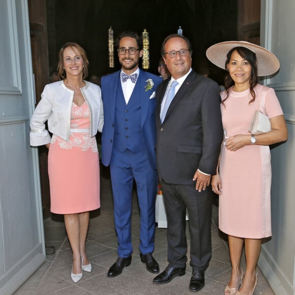 Info - Emilie Broussouloux et Thomas Hollande bientôt parents pour la deuxième fois - Ségolène Royal, Francois Hollande et la mère de la mariée - Mariage de Thomas Hollande et de la journaliste Emilie Broussouloux à la mairie à Meyssac en Corrèze près de Brive, ville d'Emiie. Le 8 Septembre 2018. © Patrick Bernard-Guillaume Collet / Bestimage  