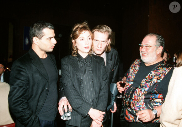 Julie Depardieu, son frère Guillaume Depardieu Laurent Korcia et Carlos à Paris en 2002.