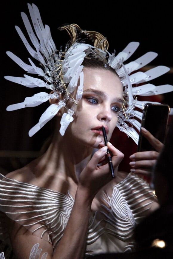 Natalia Vodianova participe au défilé de mode Iris van Herpen, collection Haute Couture printemps-été 2021 lors de la Fashion Week de Paris.