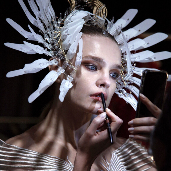 Natalia Vodianova participe au défilé de mode Iris van Herpen, collection Haute Couture printemps-été 2021 lors de la Fashion Week de Paris.