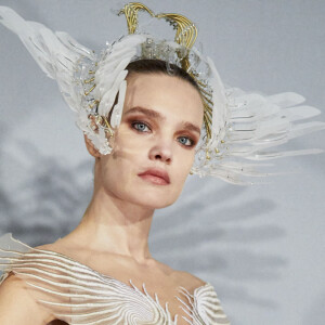 Natalia Vodianova participe au défilé de mode Iris van Herpen, collection Haute Couture printemps-été 2021 lors de la Fashion Week de Paris. Le 25 janvier 2021.