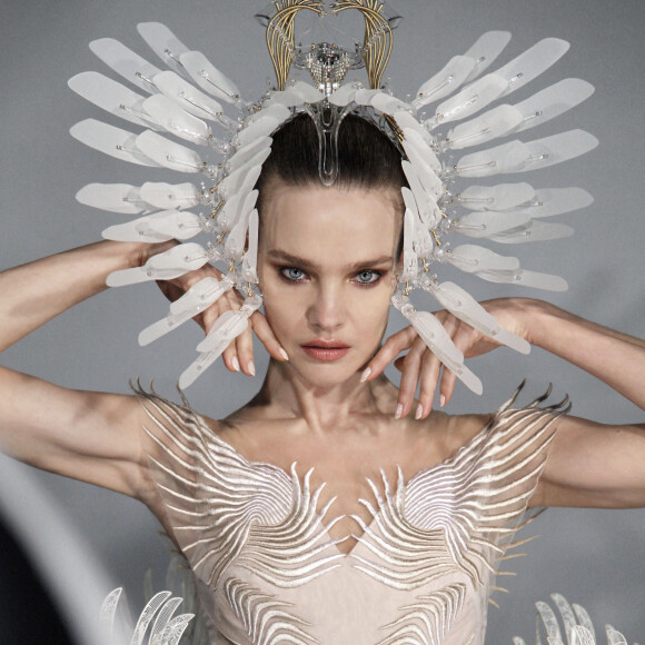 Natalia Vodianova participe au défilé de mode Iris van Herpen, collection Haute Couture printemps-été 2021 lors de la Fashion Week de Paris. Le 25 janvier 2021.