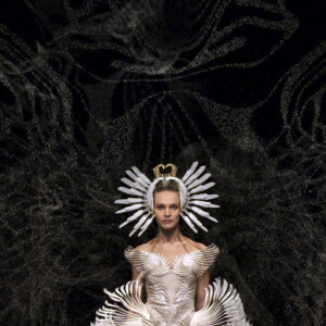 Natalia Vodianova participe au défilé de mode Iris van Herpen, collection Haute Couture printemps-été 2021 lors de la Fashion Week de Paris. Le 25 janvier 2021.