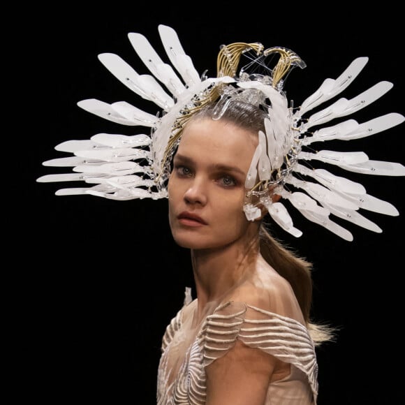 Natalia Vodianova participe au défilé de mode Iris van Herpen, collection Haute Couture printemps-été 2021 lors de la Fashion Week de Paris. Le 25 janvier 2021.