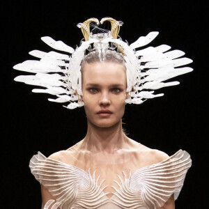 Natalia Vodianova participe au défilé de mode Iris van Herpen, collection Haute Couture printemps-été 2021 lors de la Fashion Week de Paris. Le 25 janvier 2021.