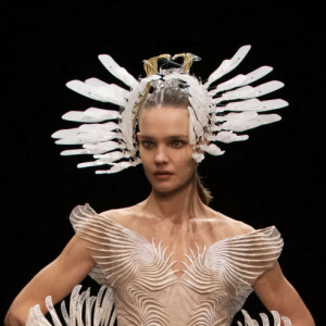 Natalia Vodianova participe au défilé de mode Iris van Herpen, collection Haute Couture printemps-été 2021 lors de la Fashion Week de Paris. Le 25 janvier 2021.