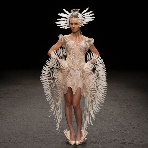 Natalia Vodianova participe au défilé de mode Iris van Herpen, collection Haute Couture printemps-été 2021 lors de la Fashion Week de Paris. Le 25 janvier 2021.