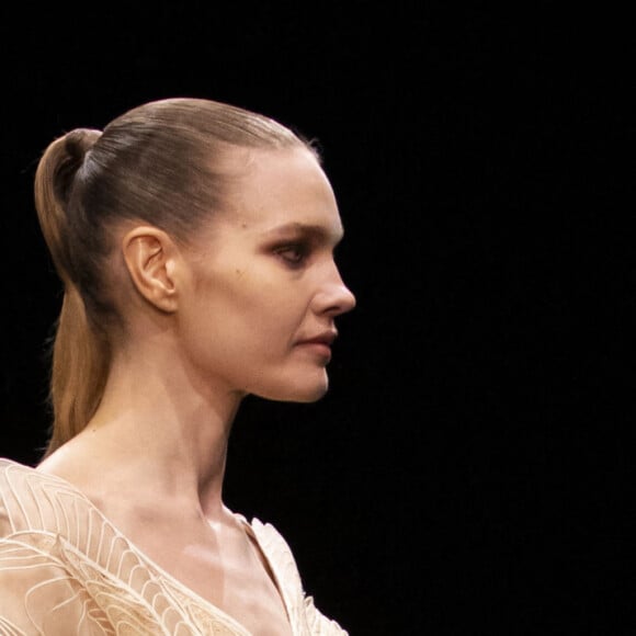 Natalia Vodianova participe au défilé de mode Iris van Herpen, collection Haute Couture printemps-été 2021 lors de la Fashion Week de Paris. Le 25 janvier 2021.