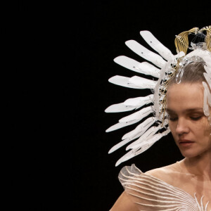 Natalia Vodianova participe au défilé de mode Iris van Herpen, collection Haute Couture printemps-été 2021 lors de la Fashion Week de Paris. Le 25 janvier 2021.