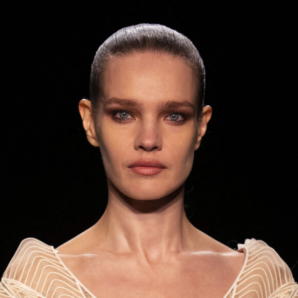 Natalia Vodianova participe au défilé de mode Iris van Herpen, collection Haute Couture printemps-été 2021 lors de la Fashion Week de Paris. Le 25 janvier 2021.