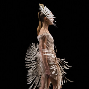 Natalia Vodianova participe au défilé de mode Iris van Herpen, collection Haute Couture printemps-été 2021 lors de la Fashion Week de Paris. Le 25 janvier 2021.