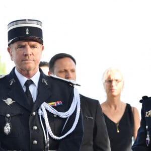 Exclusif - Xavier Deluc et Fabienne Carat, en uniforme, durant le tournage de la nouvelle saison de la série télévisée diffusée sur TF1 "Section de Recherches" © Bruno Bebert / Bestimage