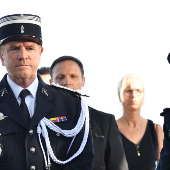 Exclusif - Xavier Deluc et Fabienne Carat, en uniforme, durant le tournage de la nouvelle saison de la série télévisée diffusée sur TF1 "Section de Recherches" © Bruno Bebert / Bestimage