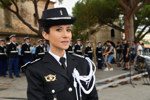 Exclusif - Fabienne Carat, en uniforme, durant le tournage de la nouvelle saison de la série télévisée diffusée sur TF1 "Section de Recherches" © Bruno Bebert / Bestimage