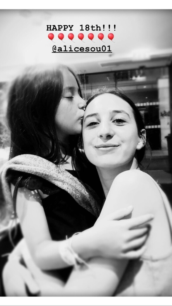Alice Attal fête ses 18 ans, sur le compte Instagram de sa mère Charlotte Gainsbourg, le 9 novembre 2020.