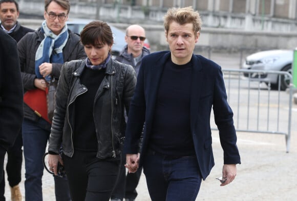 Bénabar et sa femme Stéphanie Nicolini lors des obsèques de Véronique Colucci au cimetière communal de Montrouge. Le 12 avril 2018.