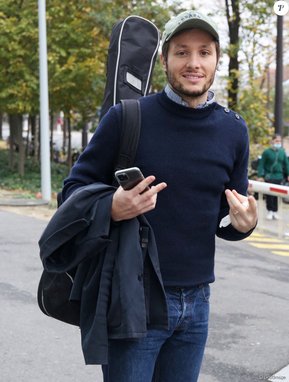Exclusif - Vianney à la sortie des studios de Radio France à Paris. Le 11 novembre 2020