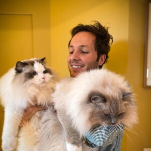 Vianney pose avec son nouveau chat sur Instagram, janvier 2021.