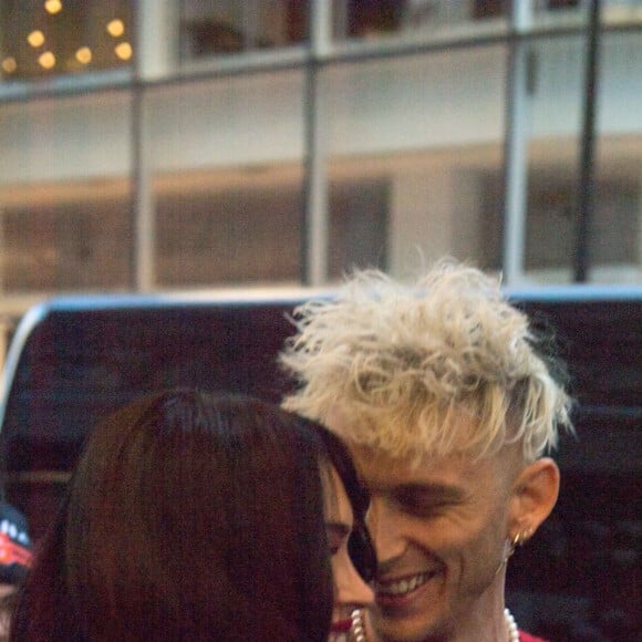 Machine Gun Kelly porte Megan Fox dans ses bras en arrivant aux studios de NBC à New York pour l'enregistrement de l'émission "Saturday Night Live", le 30 janvier 2021.