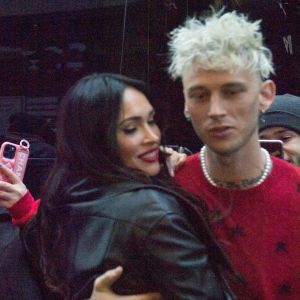 Machine Gun Kelly porte Megan Fox dans ses bras en arrivant aux studios de NBC à New York pour l'enregistrement de l'émission "Saturday Night Live".