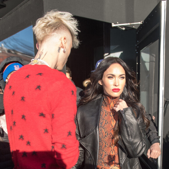 Machine Gun Kelly porte Megan Fox dans ses bras en arrivant aux studios de NBC à New York pour l'enregistrement de l'émission "Saturday Night Live", le 30 janvier 2021.