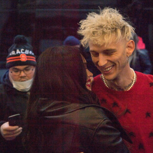 Machine Gun Kelly porte Megan Fox dans ses bras en arrivant aux studios de NBC à New York pour l'enregistrement de l'émission "Saturday Night Live", le 30 janvier 2021.