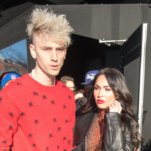 Machine Gun Kelly porte Megan Fox dans ses bras en arrivant aux studios de NBC à New York pour l'enregistrement de l'émission "Saturday Night Live", le 30 janvier 2021.