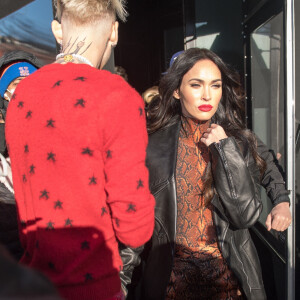 Machine Gun Kelly porte Megan Fox dans ses bras en arrivant aux studios de NBC à New York pour l'enregistrement de l'émission "Saturday Night Live", le 30 janvier 2021.